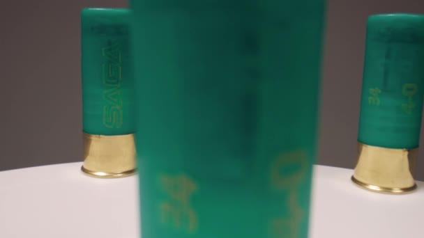 Відображення Зелених Пластикових Гільз Латунними Фланцями Мисливських Гвинтівок Рушничні Снаряди — стокове відео