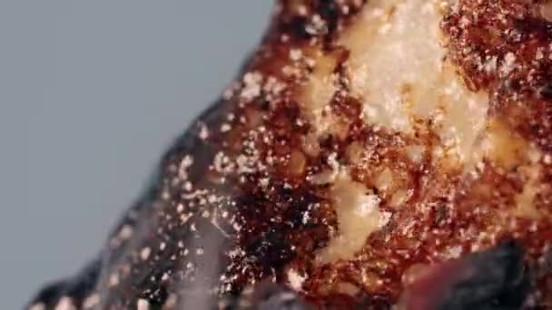Eine Entzündete Mahlzeit Brennt Und Schmilzt Der Flamme Bläst Blasen — Stockvideo