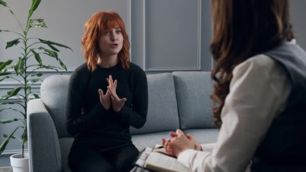 Femme Rousse Civile Ukrainienne Ayant Une Séance Psychothérapie Une Triste — Video
