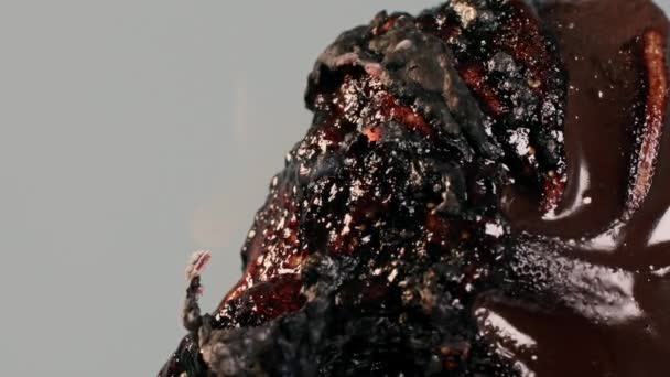 Zapálený Čokoládový Dezert Hoří Taje Plamenech Fouká Bubliny Vře Kouři — Stock video