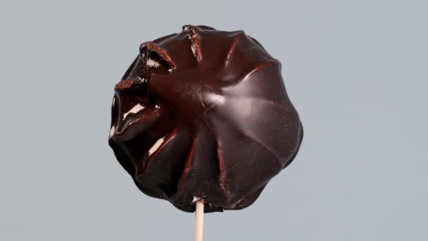 Piccolo Cupcake Muffin Cioccolato Acceso Messo Fiammifero Brucia Scioglie Nella — Video Stock