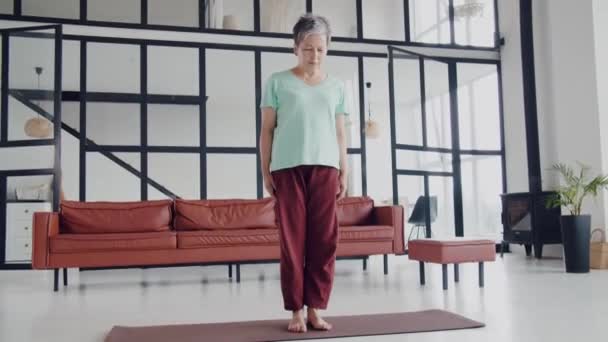 老太太在家做瑜伽运动 成熟的女人有冥想 高质量的4K镜头 — 图库视频影像