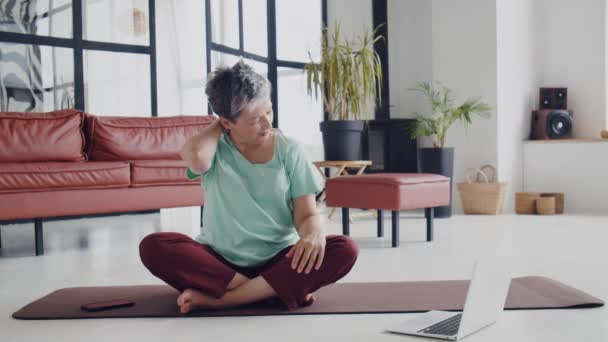Alte Frauen Machen Yoga Übungen Hause Reife Frau Bereitet Sich — Stockvideo