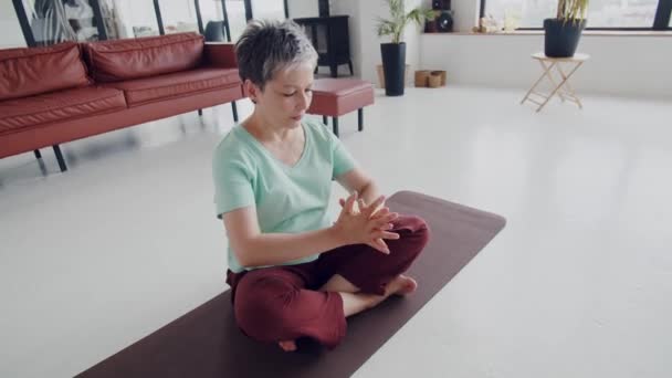 Alte Frauen Machen Yoga Übungen Hause Reife Frau Bereitet Sich — Stockvideo