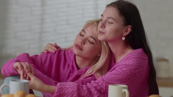 Nastoletnie Dziewczyny Głaskają Się Nawzajem Trzymają Się Razem Dziewczyny Różowych — Wideo stockowe