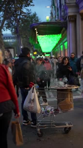 法国巴黎 2023年10月25日 繁忙的人群在欧洲城市街道上漫步 巴黎夜晚的概念 巴黎市民和游客在中心商业区的室外通勤 — 图库视频影像