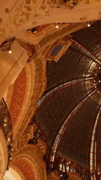 法国巴黎 2023年10月25日 法国著名的灯火辉煌的博物馆剧场 加莱法耶特画廊 著名的巴黎巴洛克建筑 巴黎的历史地标高质量的4K镜头 — 图库视频影像