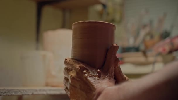 Erkek Eller Atölyede Profesyonel Çömlekçiler Tarafından Yapılmış Bir Çömlek Sürahisinin — Stok video