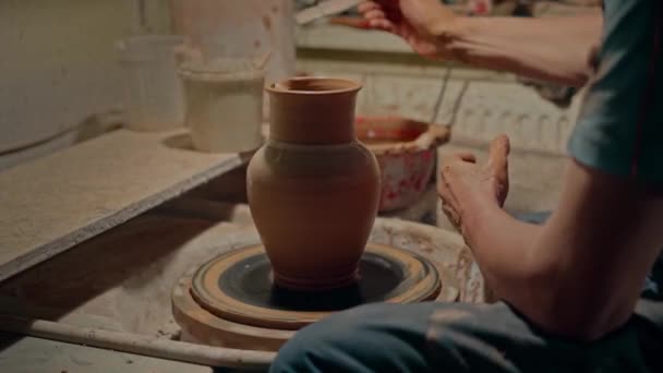Potter Pintando Jarra Barro Decoración Creativa Hombre Adulto Pinta Producto — Vídeos de Stock