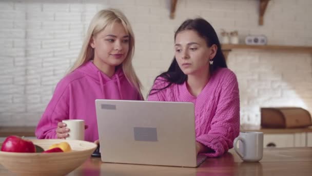Tillfällig Dag För Familjerelationer Två Flickvänner Stannar Hemma Lesbisk Flickvän — Stockvideo
