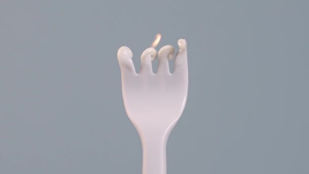 Une Fourchette Pique Nique Plastique Jetable Blanc Enflammé Isolé Sur — Video