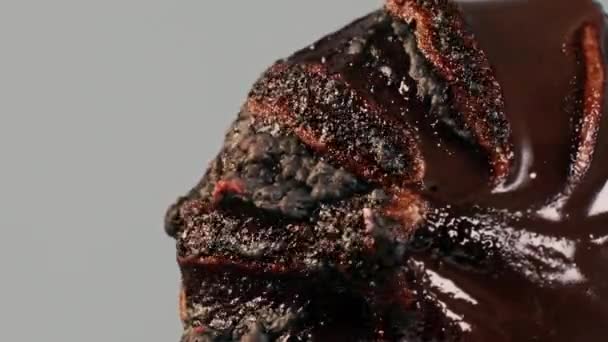 Ein Entzündetes Schokoladendessert Brennt Und Schmilzt Der Flamme Bläst Blasen — Stockvideo