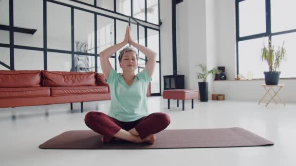 Oude Vrouw Doet Thuis Yoga Oefeningen Volwassen Vrouw Hebben Meditatie — Stockvideo