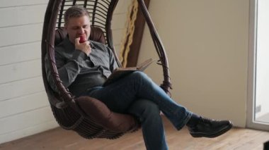 Yakın çekim İncil 'i. Eski edebiyat okuyan yalnız bir erkek. Elinde kutsal kitap tutan siyah gömlekli bir adam. Kurtuluş umudu. Geleneksel ruhani yazıtların keşfi. Yüksek kalite fotoğraf