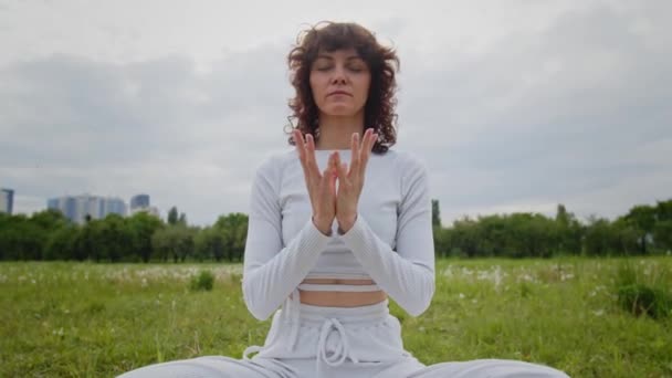 Donna Armonia Che Pratica Yoga Giovane Ragazza Concentrata Respirazione Gestualità — Video Stock