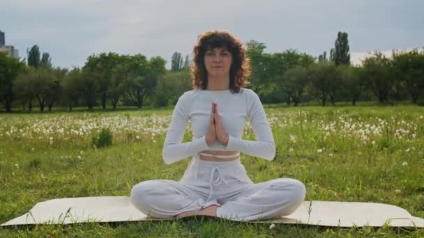 Gambar Tengah Gadis Berpakaian Putih Aktif Fokus Pada Meditasi Taman — Stok Video