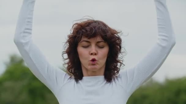 Gambar Tengah Wanita Cantik Melakukan Latihan Pernapasan Dengan Mata Tertutup — Stok Video