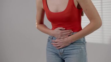 Regl dönemleri başlamak üzere. Evde ishal olan bir kız. Karın ağrısı çeken ve rahatsızlık hisseden bir kadın. Karın ağrısı kavramı var. Yüksek kalite 4k görüntü