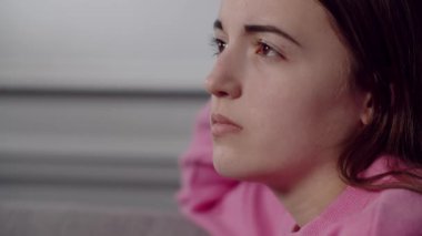 Düşünceli üzgün bakışları olan güzel Avrupalı ya da Amerikalı genç bir bayan gözlerini devirir ve uzaklara bakar. Depresyondaki bir genç kız, üzgün ve yalnız hissediyor. Duygusal çöküntü kavramı