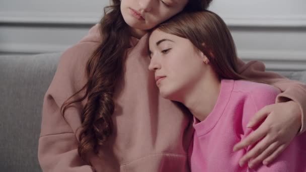 Deux Jolies Filles Adolescentes Étudiants Dans Des Émotions Tristes Assoient — Video