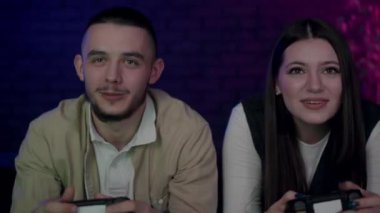 Genç, işsiz, komik bir çift sürekli video oyunu oynuyor. Genç çift ellerinde joysticklerle zaferi kutluyorlar. Takım çalışması kavramı. Son patron hazır. Video oyunundaki son seviye başarıyla tamamlandı