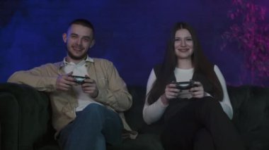 Gençler için favori aktivite video oyunlarıdır. Erkek ve kız kardeş evdeki kanepede oturuyor ve dumanlı arka plandaki maçlara odaklanıyor. Kız ve erkek arkadaş ilginç zamanlarda joystickleri tutarlar.