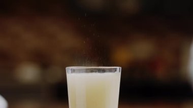 Kahverengi arka planda bir bardak su ve erimiş aspirin, antiseptik veya antipiretik var. İlaç köpükleri, beyaz sıvı kütle, kabarcıklar ve mikro sıçramalar üretir. Konsept: