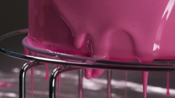 Наливаю Розовую Глазурь Торт Печеньем Остекление Розового Цвета Шоколадный Сироп — стоковое видео