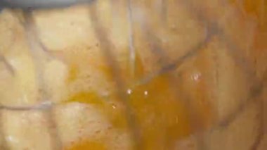 Bir tencere, un ve yumurtayı kasede karıştırıyor. Hamur yoğuruyorum. Pasta üretim süreci. Şekeri cam kasede yumurtalarla karıştıran karıştırıcı. Tatlı olarak krema pişiriyorum. Yüksek kalite 4k görüntü