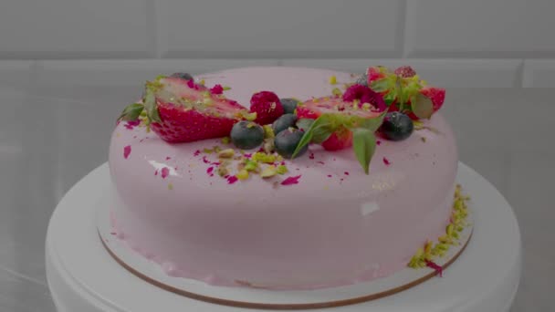 Rózsaszín Krémes Torta Gyümölcsökkel Édes Desszert Szülinapi Ünnepre Pékség Kávézó — Stock videók