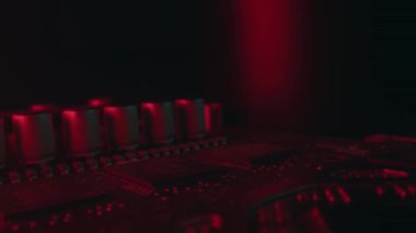 Kırmızı ışıklarda anakart kapat. Modern teknoloji üretimi kavramı. Bir bilgisayar işlemcisi ve elektrikli transistörler. PCB ana güvertesi, yüzlerce transistör. Yapay zeka sunucusu. Yüksek kalite 4k