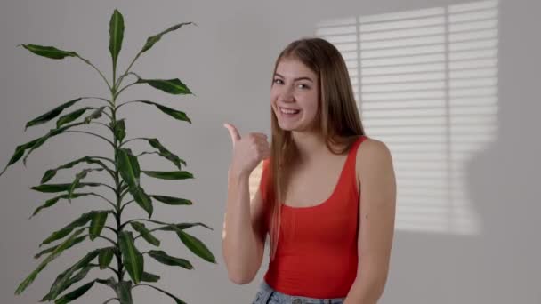 Młoda Atrakcyjna Dziewczyna Daje Pozytywne Opinie Dla Ciebie Dobry Gest — Wideo stockowe