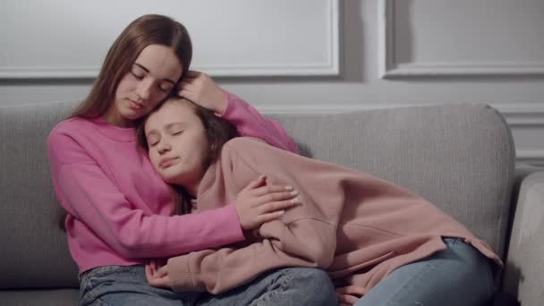 Две Милые Девочки Подростки Студенты Грустных Эмоциях Сидят Диване Разговаривают — стоковое видео