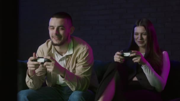 집에서 Videogame을 있습니다 소파에 콘솔을 거실에서 재미있는 형제와 여동생은 게임을 — 비디오