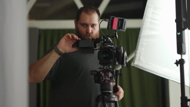 Profesjonalny Kamerzysta Przygotowujący Sprzęt Przed Kręceniem Filmu Uśmiechnięty Operator Kamery — Wideo stockowe