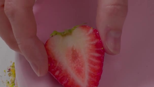 Rózsaszín Krémes Torta Gyümölcsökkel Édes Desszert Szülinapi Ünnepre Pékség Kávézó — Stock videók