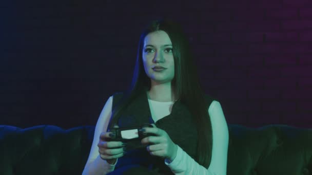 Έννοια Του Εθισμού Στα Βιντεοπαιχνίδια Ενήλικες Νεαρή Γυναίκα Ήσυχο Παίζει — Αρχείο Βίντεο