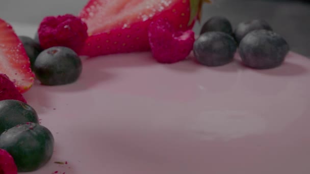 Ροζ Κρεμώδες Κέικ Φρούτα Γλυκό Επιδόρπιο Για Τις Διακοπές Γενεθλίων — Αρχείο Βίντεο