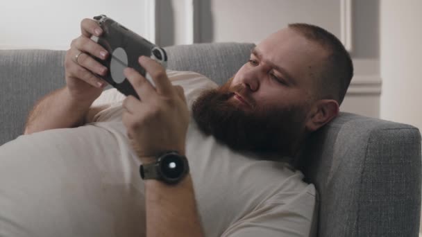 Fat Bearded Man Addicted Playing Portable Console Games Happy Excitement — Stok video