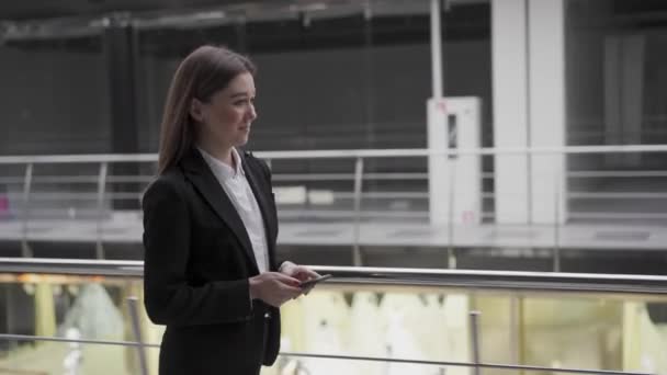 Framgångsrik Ambitiös Ung Kvinna Rekryterare Promenader Arbetsyta Kontor Med Smartphone — Stockvideo