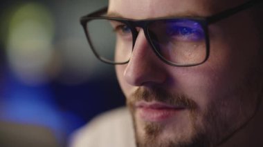 Ukrayna 'nın Kerch Köprüsü' ne nasıl saldırdığını izleyen genç jeopolitik analizcileri yakından çek. Gözlüklü adam Ukrayna ordusu tarafından kullanılan demokrasi silahlarının Rusların durdurulmasına nasıl yardımcı olduğunu yansıtıyor. Yüksek kalite 4k