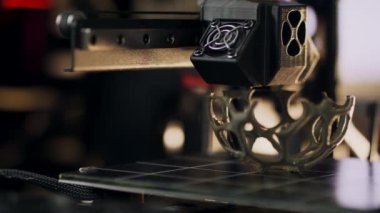 Bir 3D yazıcı makinesi hacim geometrik şekli yapıyor. Çalışan süreç resimleme yazdırma. Modern bir otomatik üretim teknolojisi. Kapatın. Hızlı çekim modu. Yüksek kalite 4k