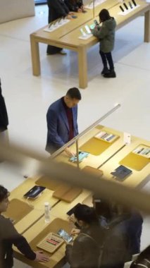 Paris, Fransa: 25 Ekim 2023: Farklı ekran boyutlarına sahip yeni bir akıllı telefon çeşidi. Paris 'teki elektronik mağazası gelişmiş telefon dokunmatik ekranlarının farkını gösteriyor. Paris 'teki Apple mağazası. Yüksek