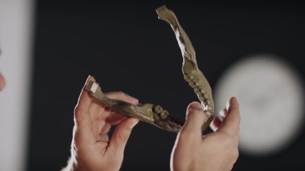 Egy Férfi Grafikus Tartja Kezében Műanyag Khaki Színű Nyomtatott Modell — Stock videók