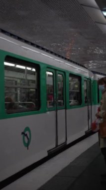 Paris, Fransa: 25 Ekim 2023: Paris yeraltındaki tren varış noktasına giriş. Turist bekliyor ve toplu taşımaya giriyor. Paris şehri, modern metropol. Yüksek kalite 4k görüntü