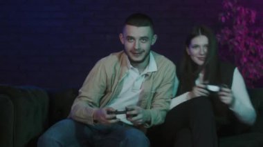 Evdeki kanepede oturan ve konsolda oyun oynayan komik genç çift. Esport hayranları playstation 'larının keyfini çıkarıyorlar. Erkek arkadaşı vazgeçmez ve kız arkadaşının işine karışırsa oyunu kazanır. Yüksek kalite