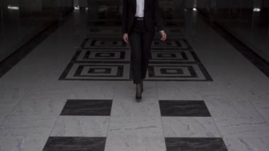 Şirkette başarılı kariyer kavramı. Hayatta yeni bir adım. Kendine güvenen iş kadını mükemmelliğini gösteriyor. Yeni takım lideriyle tanışın. Genç ve hırslı öğrenci kız zorluklar için okuyor.