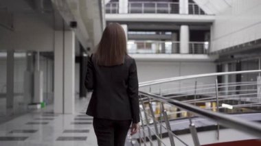 İş kadınının yeni modern ofisi tanıtırken çekilmiş dikiz görüntüsü. Yeni çalışma alanları keşfet. Uzay ofisi aç. Yeni iş ortağı merkez ofis ekibine katıldı. Yüksek kalite 4k görüntü