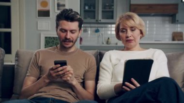 İki nesildir koltukta otururken alet kullanıyorlar. Torunu büyükannesiyle oturup konuşuyor ve internette buldukları haberleri paylaşıyor. Yaşlı anne, büyüdüğünde akıllı telefon kullanarak kitap okumak ister.
