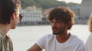 Orta yaşlı bir adam kız arkadaşına Dnipro nehrinde yüzme tavsiyesi veriyor. Kıvırcık saçlı öğrenci, Kyiv şehrindeki maceralarını anlatan bir kızla konuşuyor. Kırmızı limonata içiyor. Yüksek